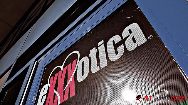 Tattooed-blonde Vanessa Skyes Erotic Sex Video