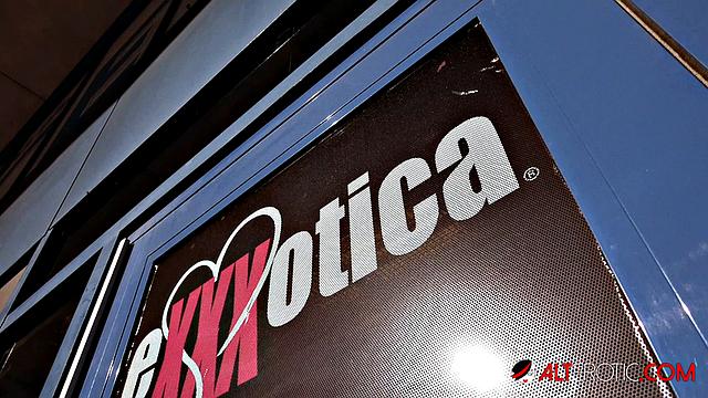 Tattooed-blonde Vanessa Skyes Erotic Sex Video