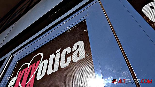 Tattooed-blonde Vanessa Skyes Erotic Sex Video