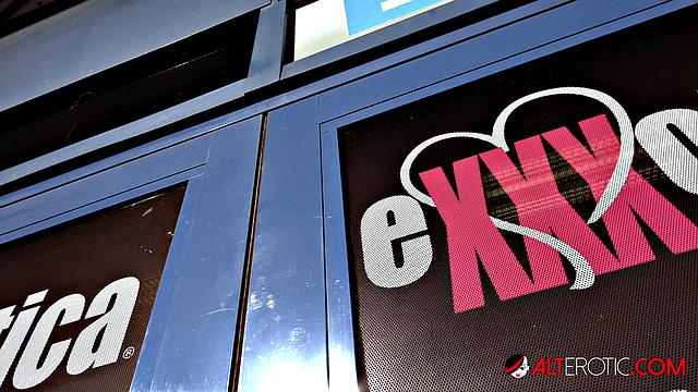 Tattooed-blonde Vanessa Skyes Erotic Sex Video