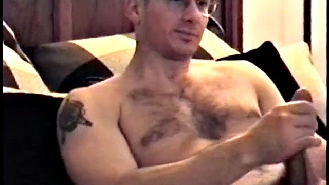 Джованни дрочит мощный член, не сдерживая страсть