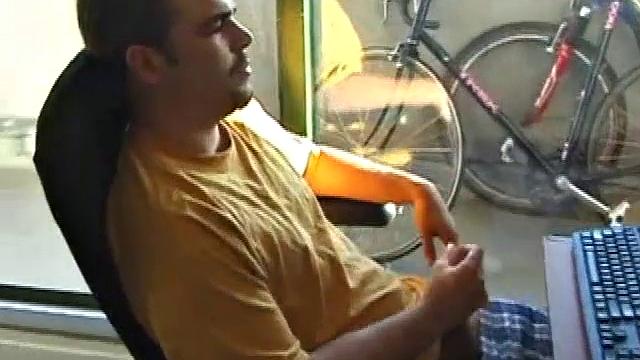 Тони дрочит свой твёрдый член в одиночестве
