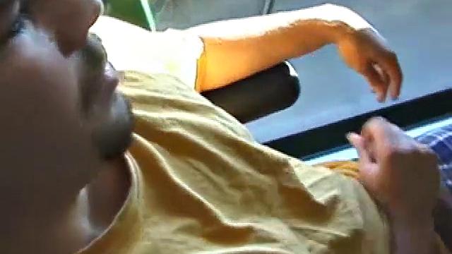 Тони дрочит свой твёрдый член в одиночестве