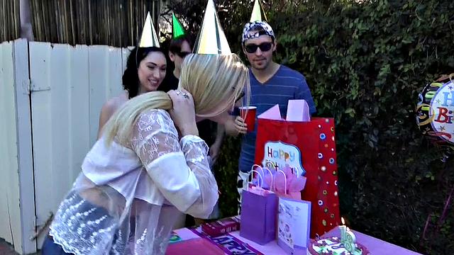 шальная тусовщица сосёт в туалете и ловит залп прямо на лицо