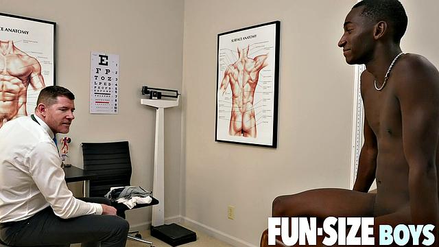 рыжий доктор трахается без гондона в кабинете