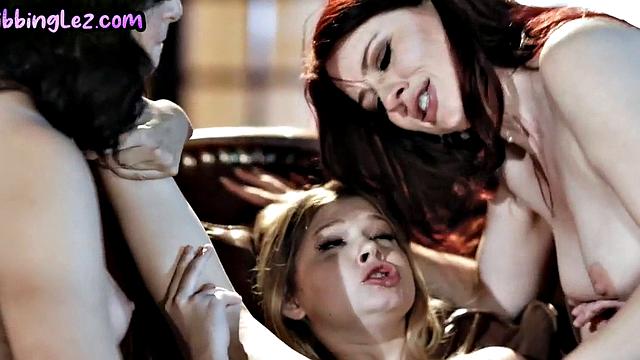 Lesbo 21yo dyke pussyfingered in 3some by babes