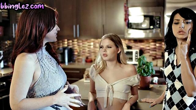 гибкая лесбиянка получает пальчиковое удовольствие от двух подруг в тройке