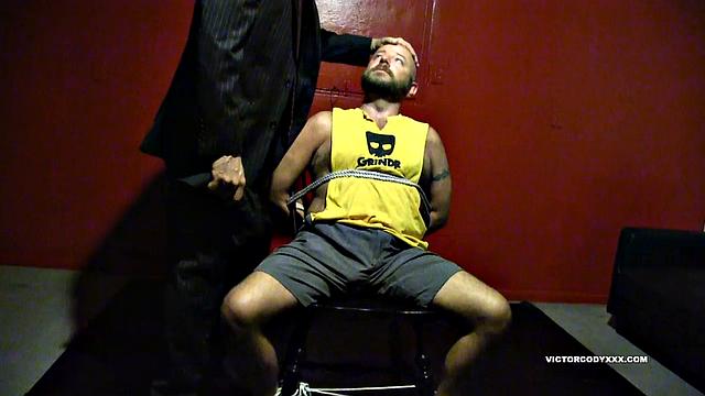 маркус и тайлер жестко трахают остина вдвое без резинки