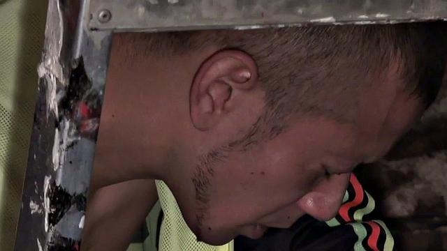 Худой пацанчик-новичок ловит минет и трахается в подвале