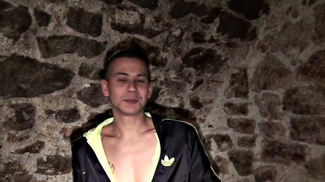 Худой пацанчик-новичок ловит минет и трахается в подвале