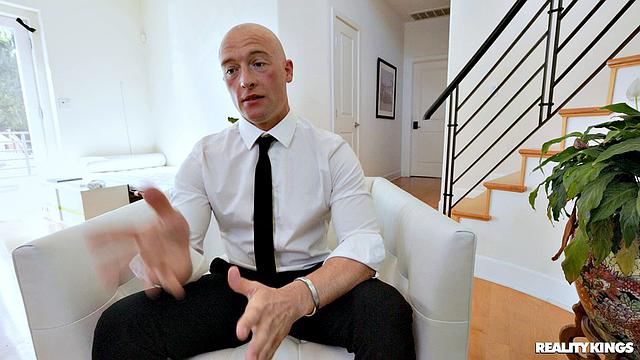 Страстная танцовщица Мона Азар снимает лосины и требует жёсткого анала от Зака Уайлда прямо на кастинге.