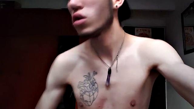 Татуированный латинец снял трусы и дал жару по полной