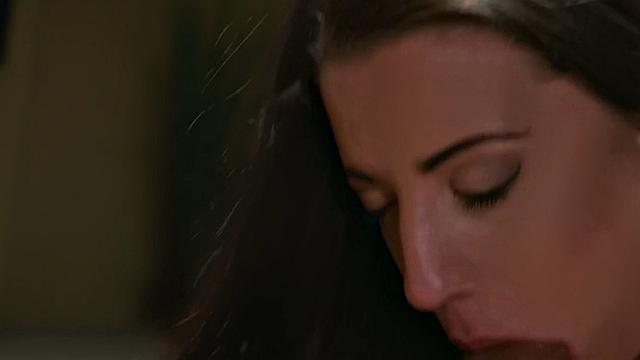 Эротичная брюнетка из спортзала отсасывает тренеру, потом получает по полной в анал