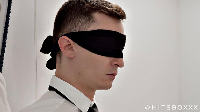 госпожа в латексе рулит: два парня, повязка и тройное шоу