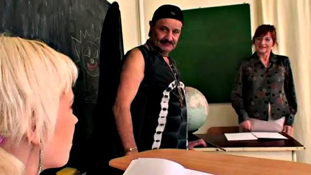 Naive teen in threeway