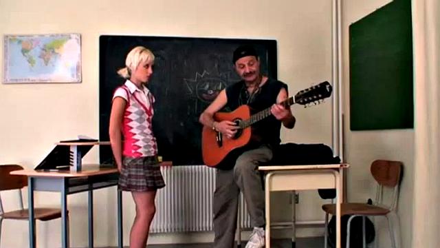 Naive teen in threeway