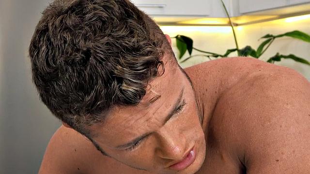 жесткий догги в голую, разрывает тугую жопу