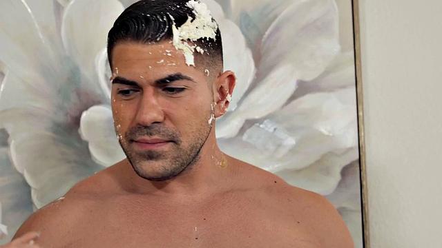 Babe blowing bisexual bf while he rides in threesome