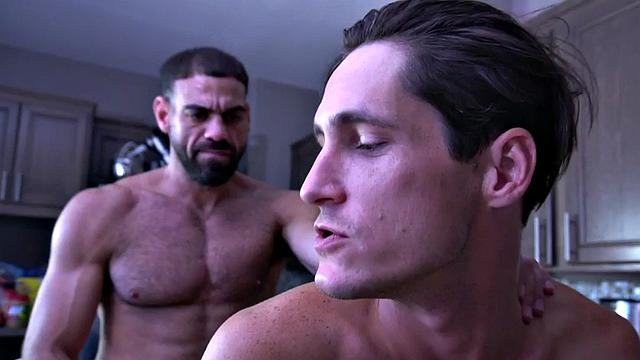 Ripped boyfriend barebacking in the kitchen before creampie