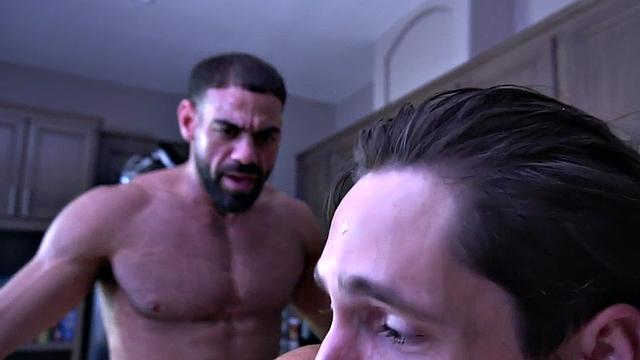 Ripped boyfriend barebacking in the kitchen before creampie