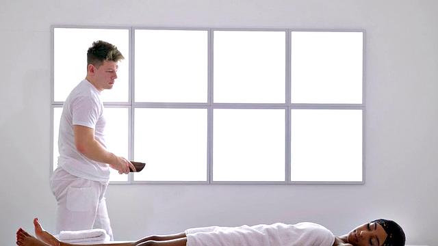 сочная чернокожая кайфует от чувственного секс-массажа