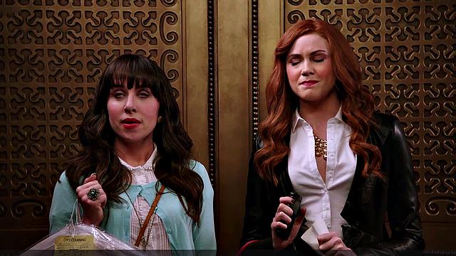 карен гиллан раздевается в белье у ванной