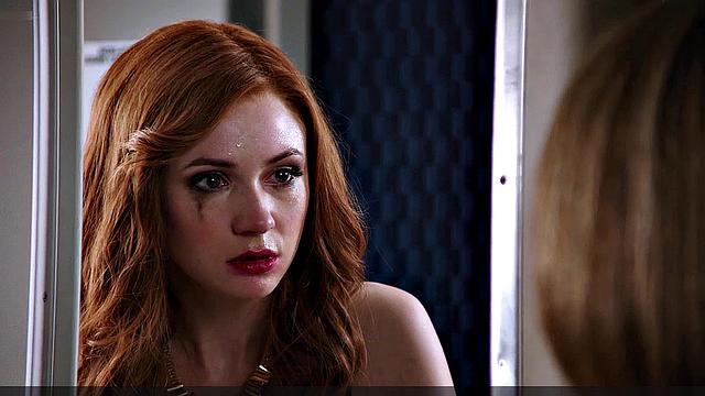 карен гиллан раздевается в белье у ванной