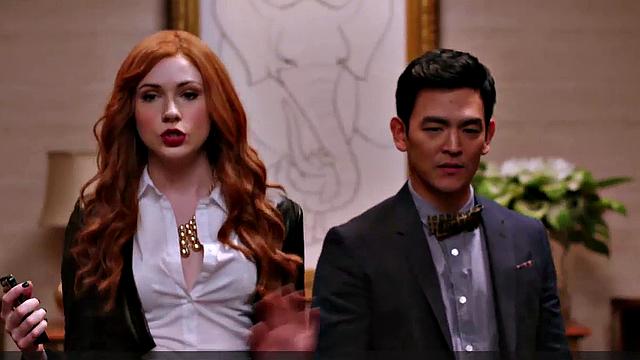 карен гиллан раздевается в белье у ванной