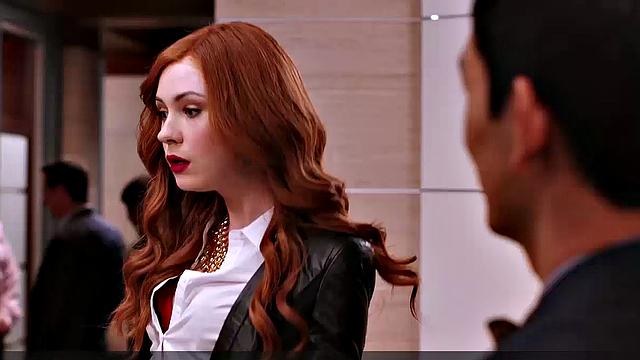 карен гиллан раздевается в белье у ванной