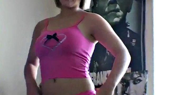 блондинка раздевается в розовых трусиках и соблазняет телом