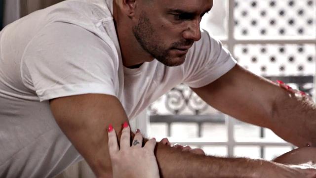 Пышная брюнетка сосет массажисту и получает эротический массаж