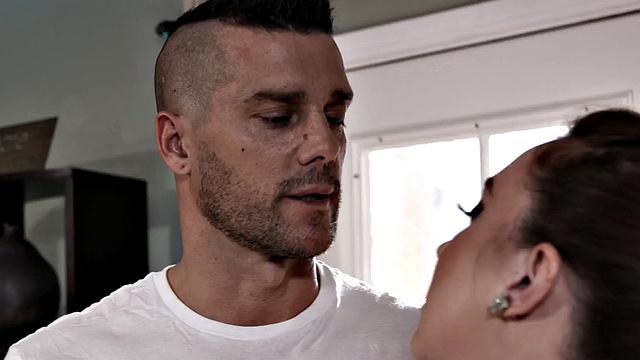 Bigass babe enjoys deepthroating sex massage with masseur