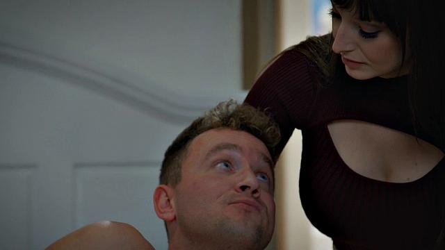 Cockhungry babe bounces on lover after sucking