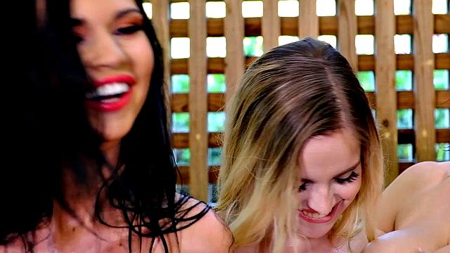 Сиськи намылили, подружки ржут в душе, а лифчики отдыхают