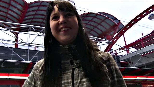 Stranger Finds An Easy Pussy To Use In Public