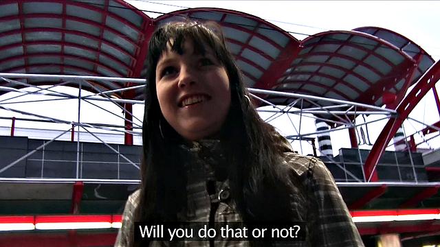 Stranger Finds An Easy Pussy To Use In Public