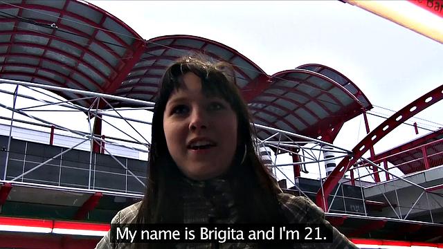 Stranger Finds An Easy Pussy To Use In Public