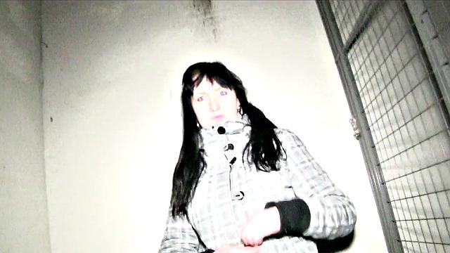 Stranger Finds An Easy Pussy To Use In Public