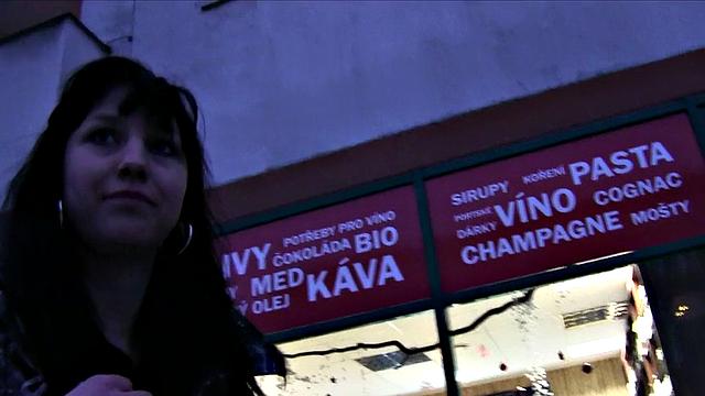 Stranger Finds An Easy Pussy To Use In Public