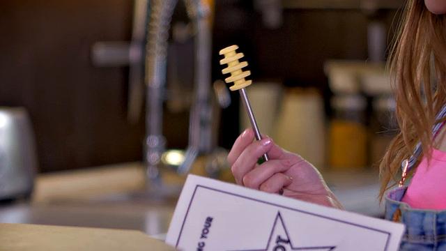 худая малолетка раздвигает гладкую пизду на кухонном столе