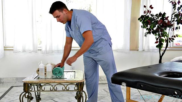 Kira Noir tips hot masseuse