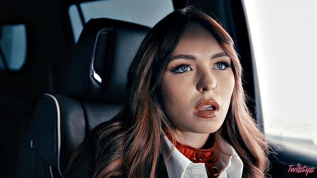 строгая леди заставляет шофёршу лизать и подчиняться