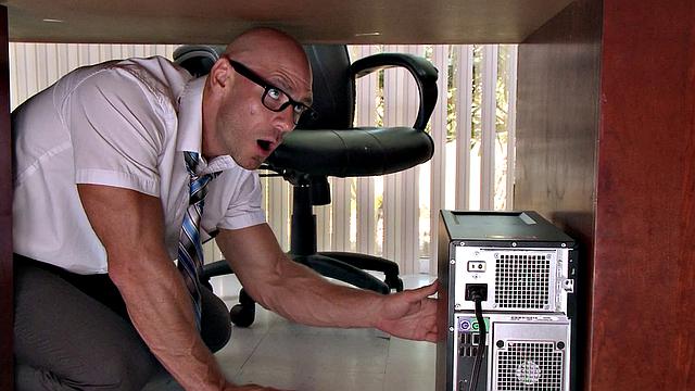 Por Debajo de la Mesa