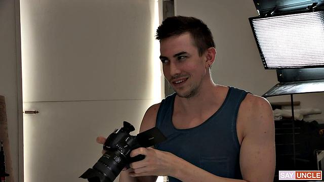 похотливые сводные братья раздеваются и наслаждаются друг другом на откровенной съёмке