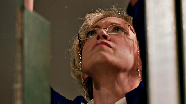 жаркая библиотекарша устраивает жесткий дп прямо на людях