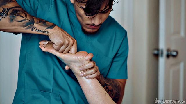 Тейлор Уайлд получает горячий массаж и жестко трахается с Виктором Рэем