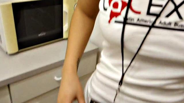 Блондинка пришла в отель, быстренько дала и трусы где-то оставила