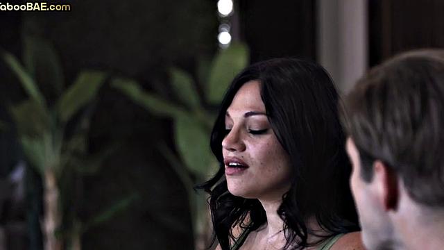 зрелая с огромной жопой делит член с роскошной красоткой в жарком тройничке