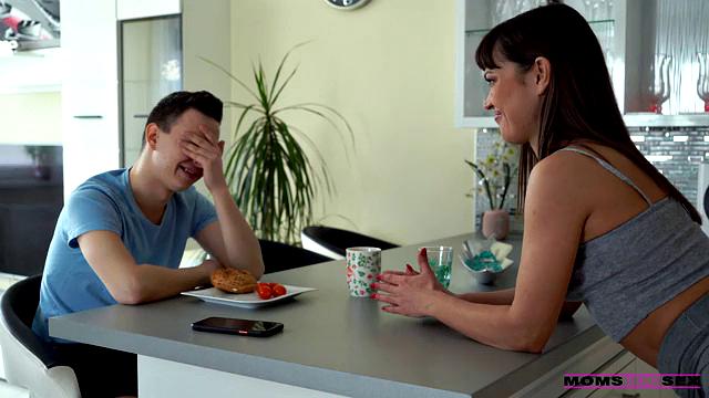 Date With My Stepmom - S15:E9