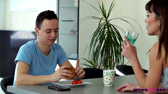 Date With My Stepmom - S15:E9